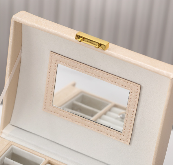 wielopoziomowa-szkatulka-lelani-kuferek-na-bizuterie-l-bezowo-zlota05224de198684bba964a16864cf42d74