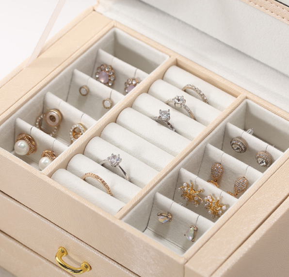 wielopoziomowa-szkatulka-lelani-kuferek-na-bizuterie-l-bezowo-zlota39618f867c4547d5823a7a515261cbe4