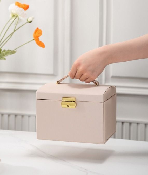 wielopoziomowa-szkatulka-lelani-kuferek-na-bizuterie-l-bezowo-zlota6b52c5f13ff34e4099acbd20621d46e5