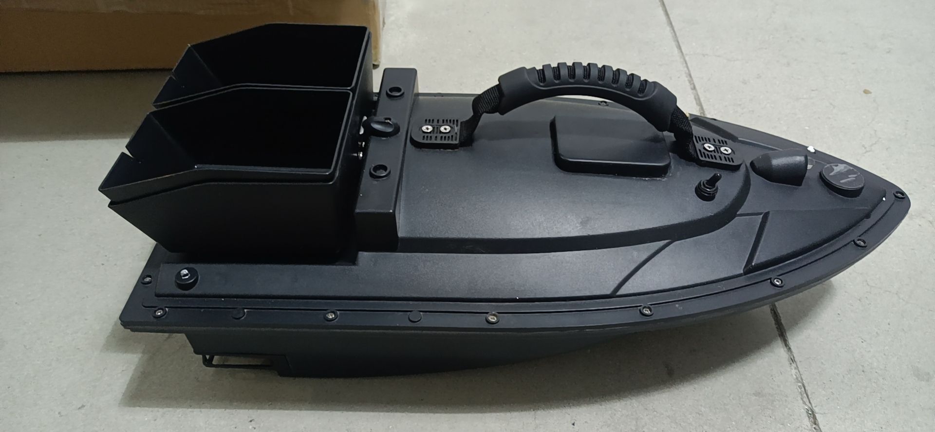 zdalna-lodka-zanetowa-pilot81143654b7b8454b9b319c9acdc086d2